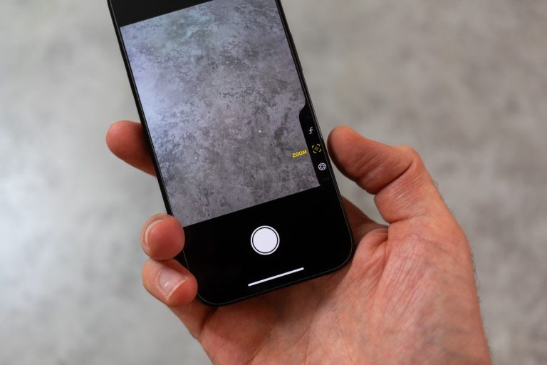 Some iPhone users report strange camera issue after updating to iOS 18.2