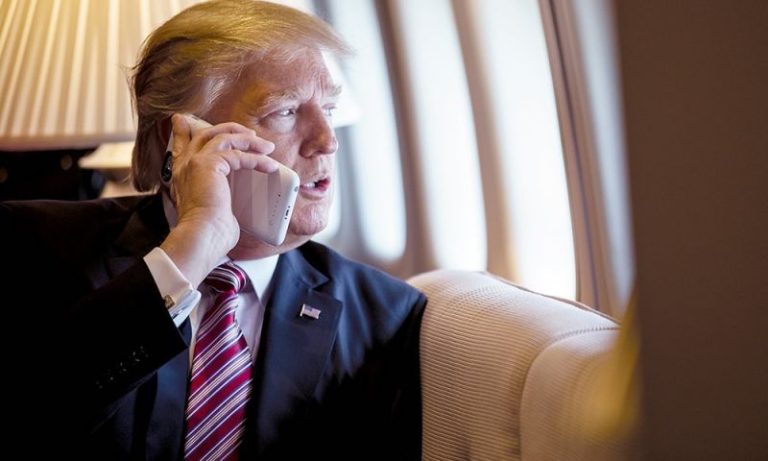 Apple says that the iOS dictation momentarily presents the replacement of “racist” by “Trump” caused by “phonetic overlap”