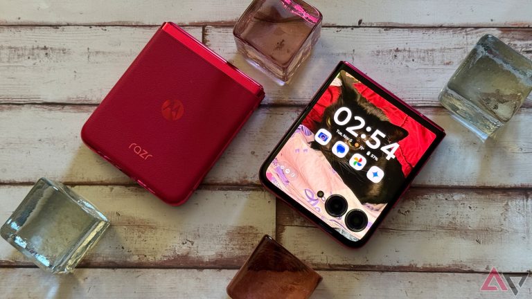 Motorola’s Woodgrain Razr + 2025 is presented at 360 degree rendering run