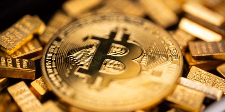 Gold surpasses while the role of Bitcoin as “digital gold” tested in the last merger of the market