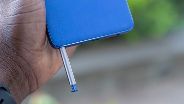 The new $ 400 phone from Motorola puts flagship products on the explosion