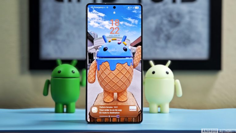 An IU 8 will allow any application to display a live notification in the bar of Samsung Now