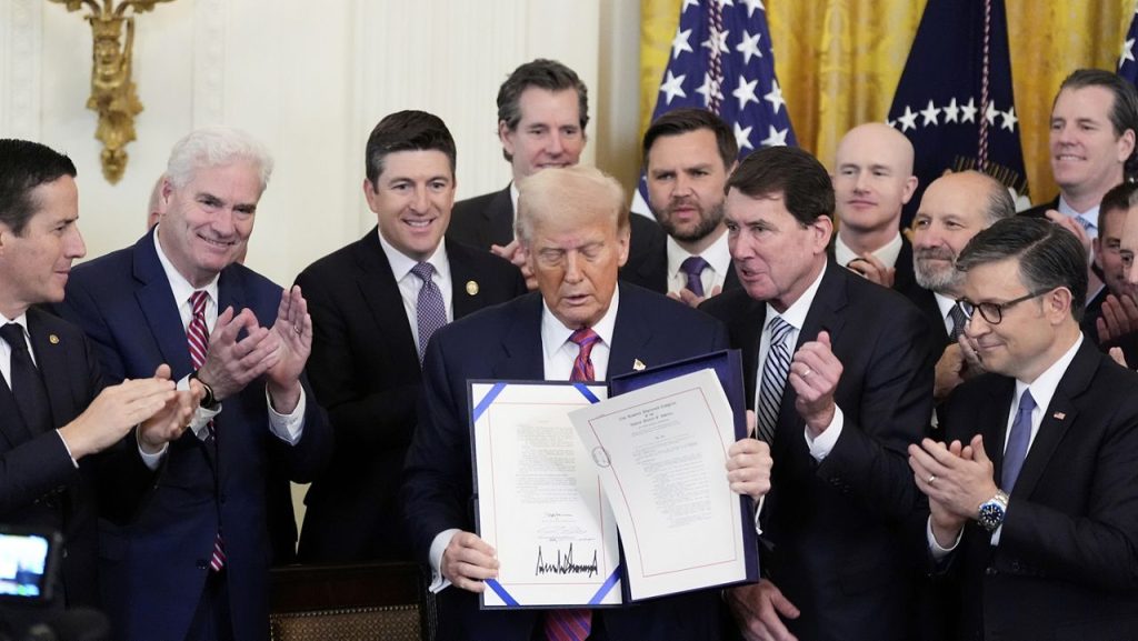 Trump signs a first bill on cryptocurrency