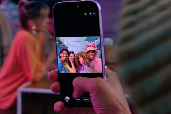 iOS 26.1 will allow third-party apps to save photos in the background